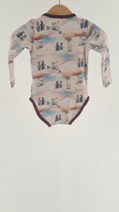 ME TOO • BODY • HVID PINGVINPRINT • STR. 68