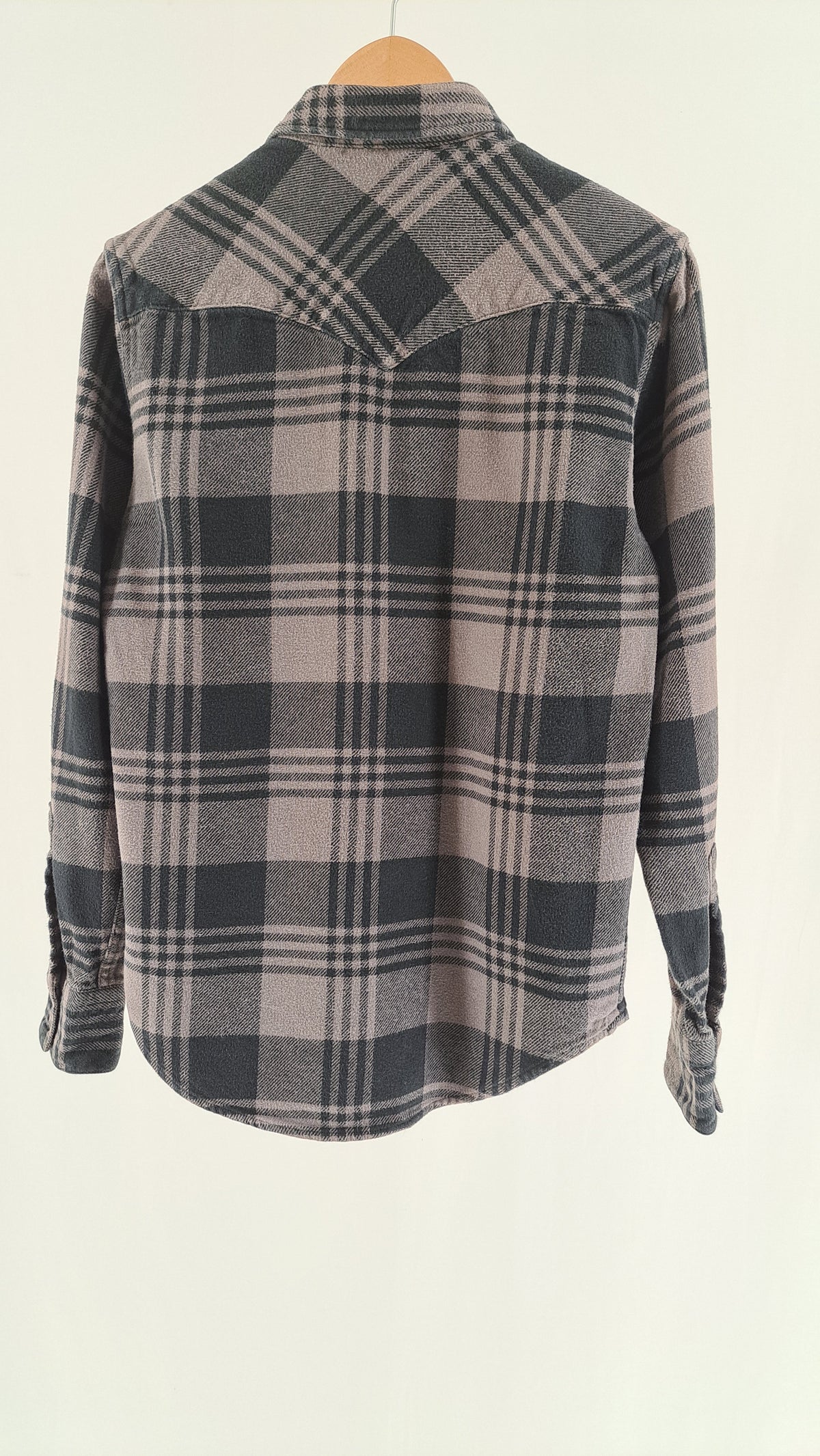 Ternet Levi's flanelskjorte set bagfra