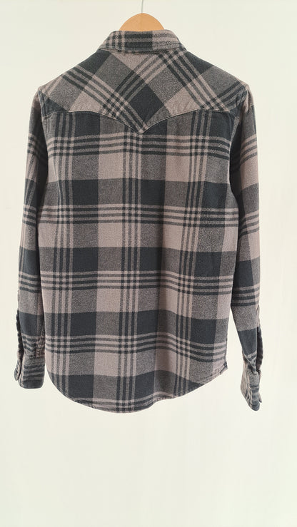 Ternet Levi's flanelskjorte set bagfra