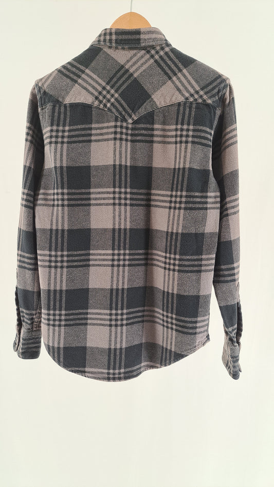 Ternet Levi's flanelskjorte set bagfra