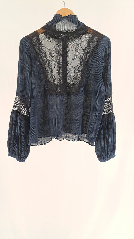 GANNI • BLOUSE • STEEL BLUE PLEATED LACE • SIZE XL