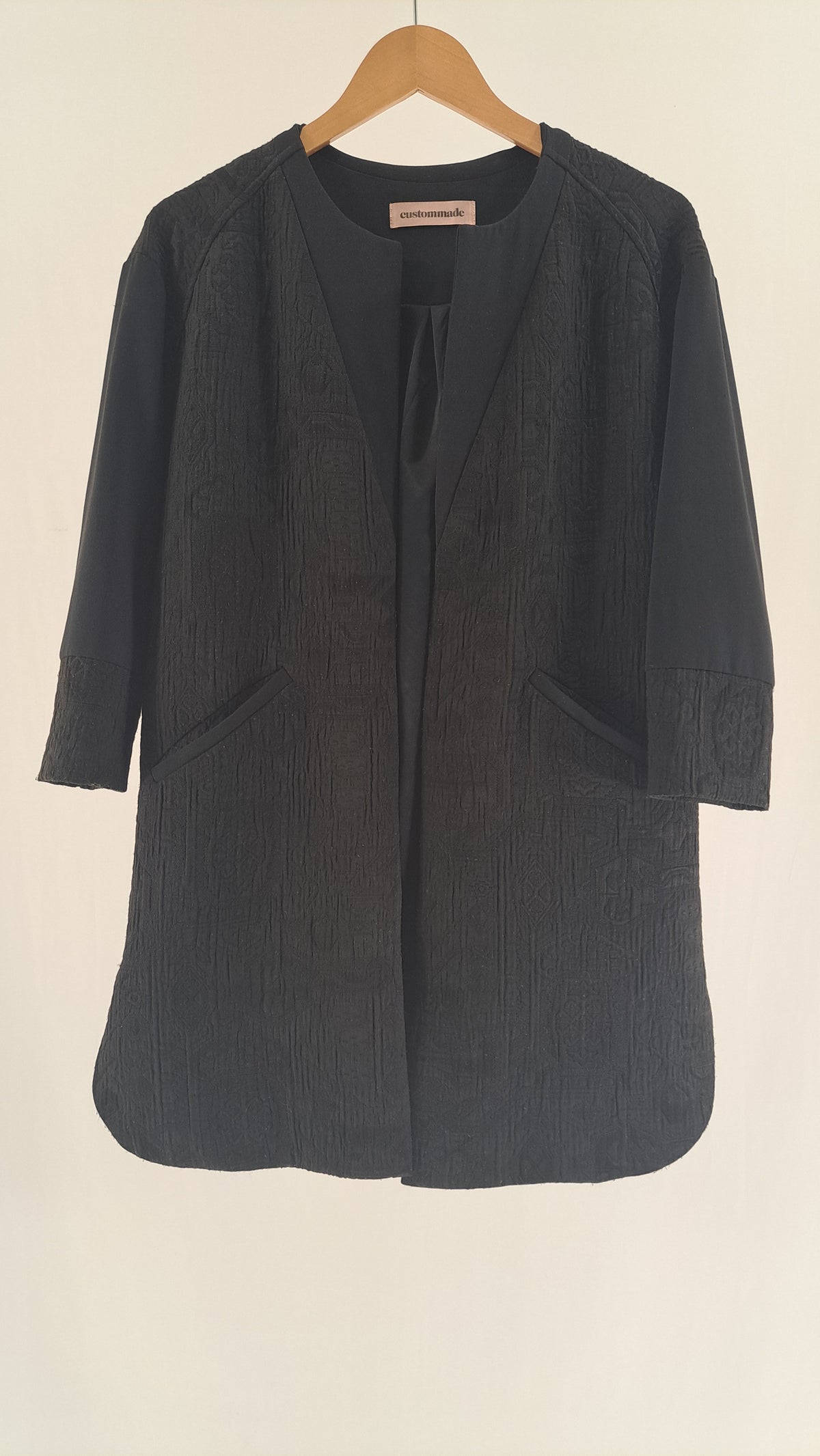 Mørk kraveløs Custommade jakke set forfra