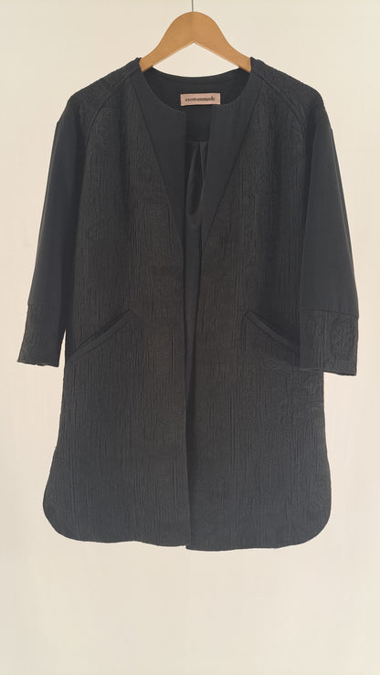 Mørk kraveløs Custommade jakke set forfra
