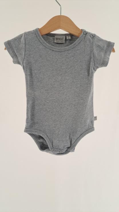 WHEAT • BODYSUIT • GREY • SIZE 68