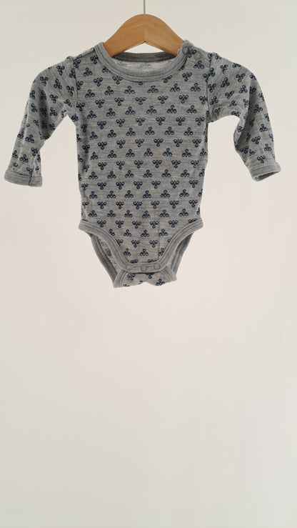HUMMEL • BODY • GRÅ CHEVRON • STR. 62