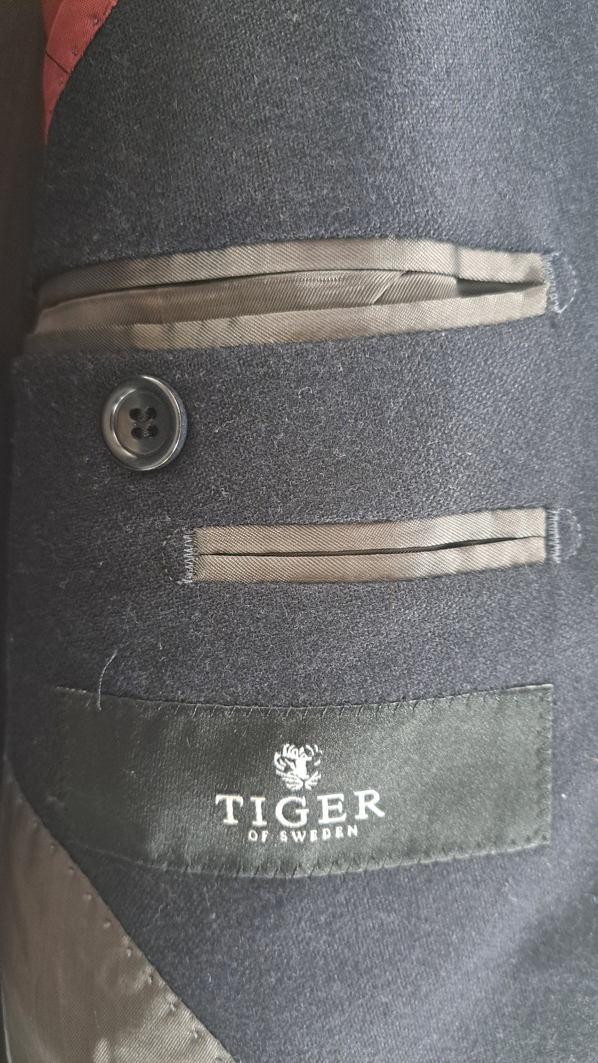 Nærbillede af inderlomme med Tiger of Sweden logo og ærmedetaljer