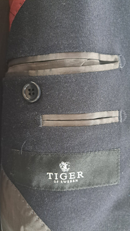 Nærbillede af inderlomme med Tiger of Sweden logo og ærmedetaljer