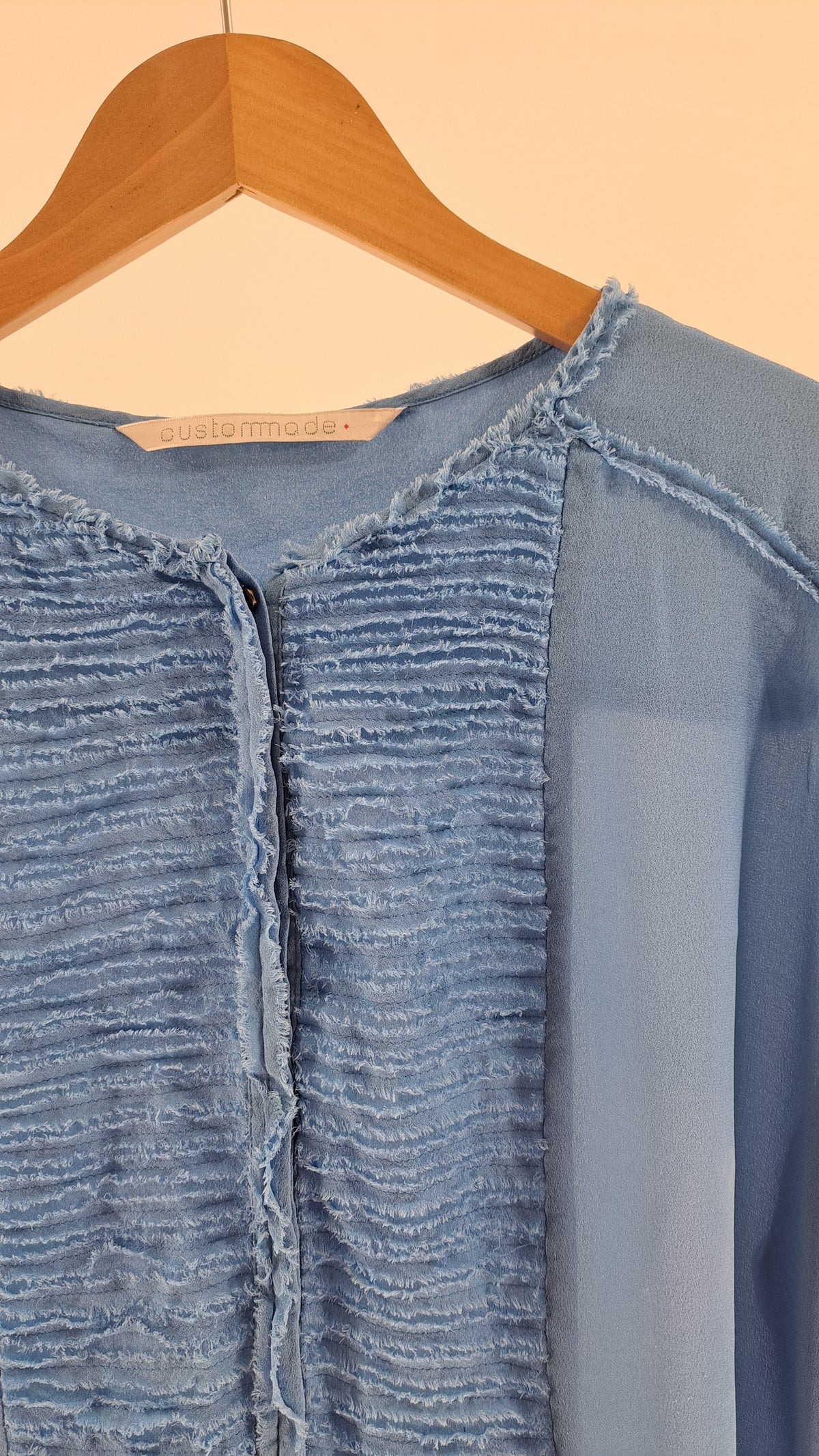 CUSTOMMADE • BLUSE • STØVET BLÅ SILKE • STR. XL