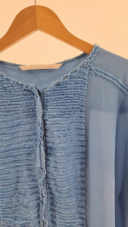 CUSTOMMADE • BLUSE • STØVET BLÅ SILKE • STR. XL