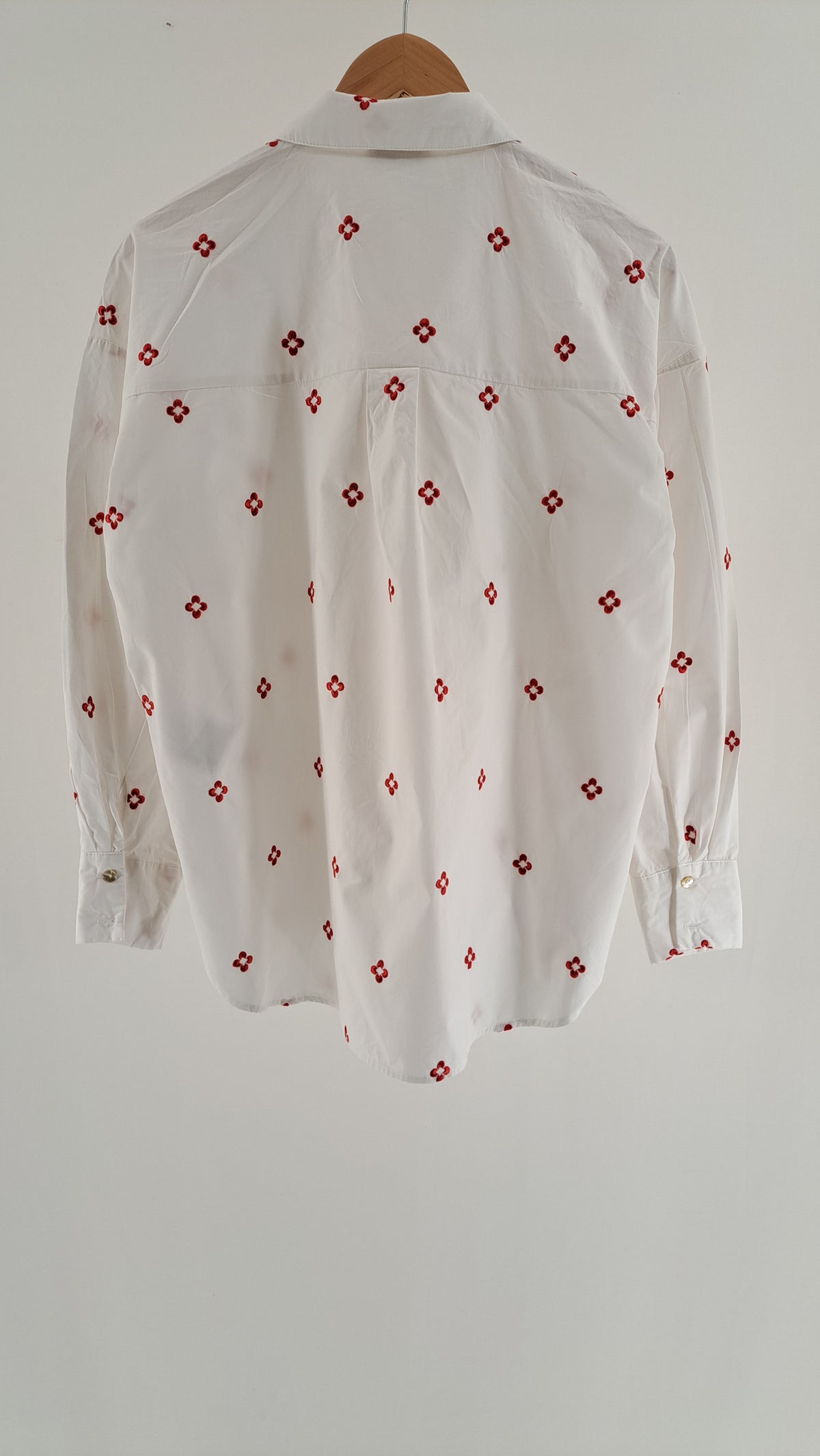Hvid Love & Divine skjorte med broderi set bagfra