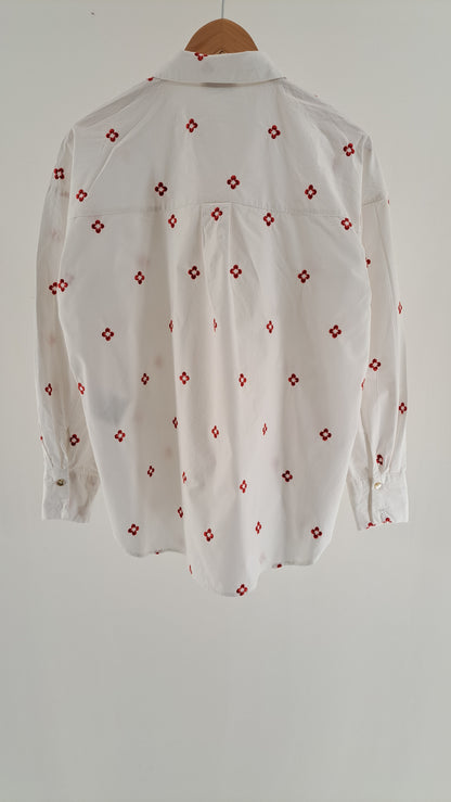 Hvid Love & Divine skjorte med broderi set bagfra