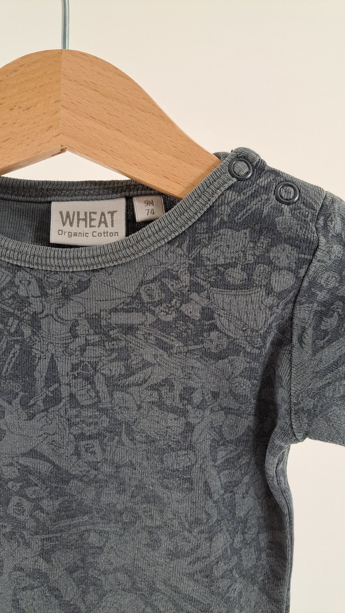 Nærbillede af ulveprint, halsudskæring og Wheat brandlabel