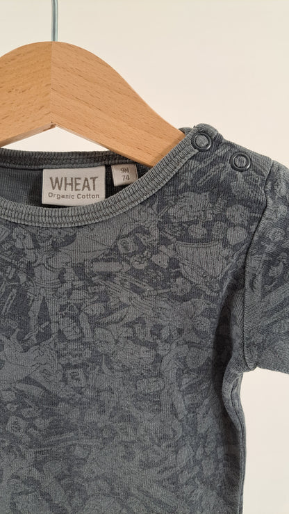 Nærbillede af ulveprint, halsudskæring og Wheat brandlabel
