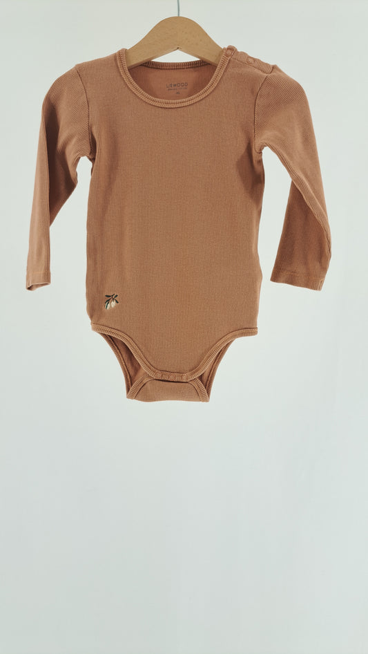 LIEWOOD • BODY • KARAMELL RIBB OLIVKVIST • STL. 92