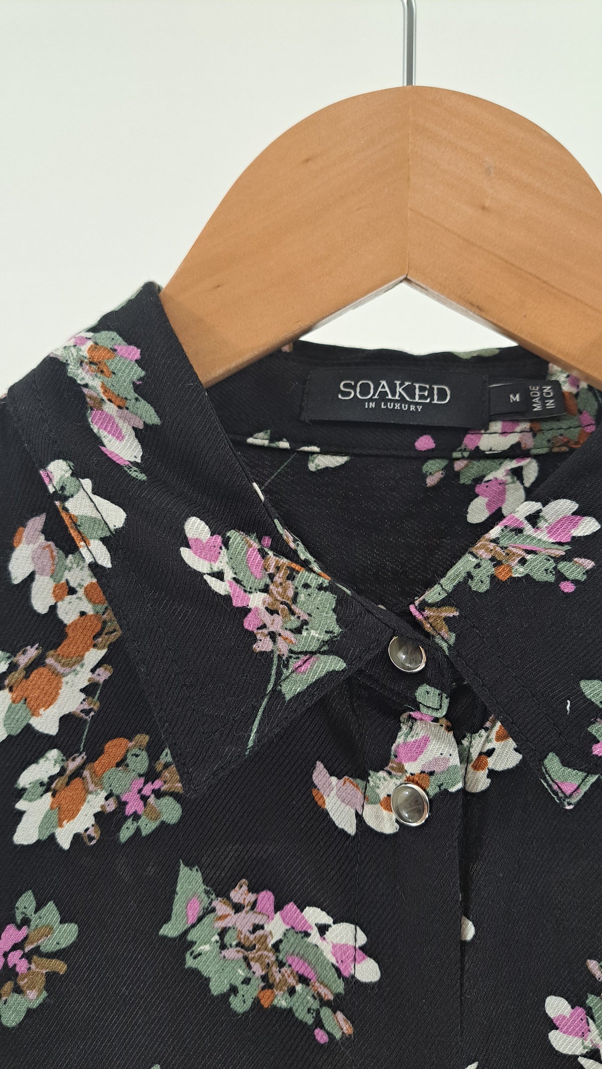 SOAKED IN LUXURY • BLUSE • SORT BLOMSTERPRINT • STR. S