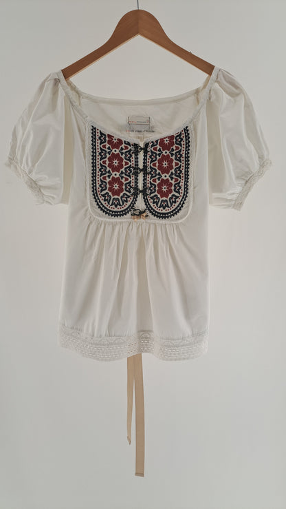 ODD MOLLY • BLUS • VIT FOLKLORISTISK BRODERI • STL. L