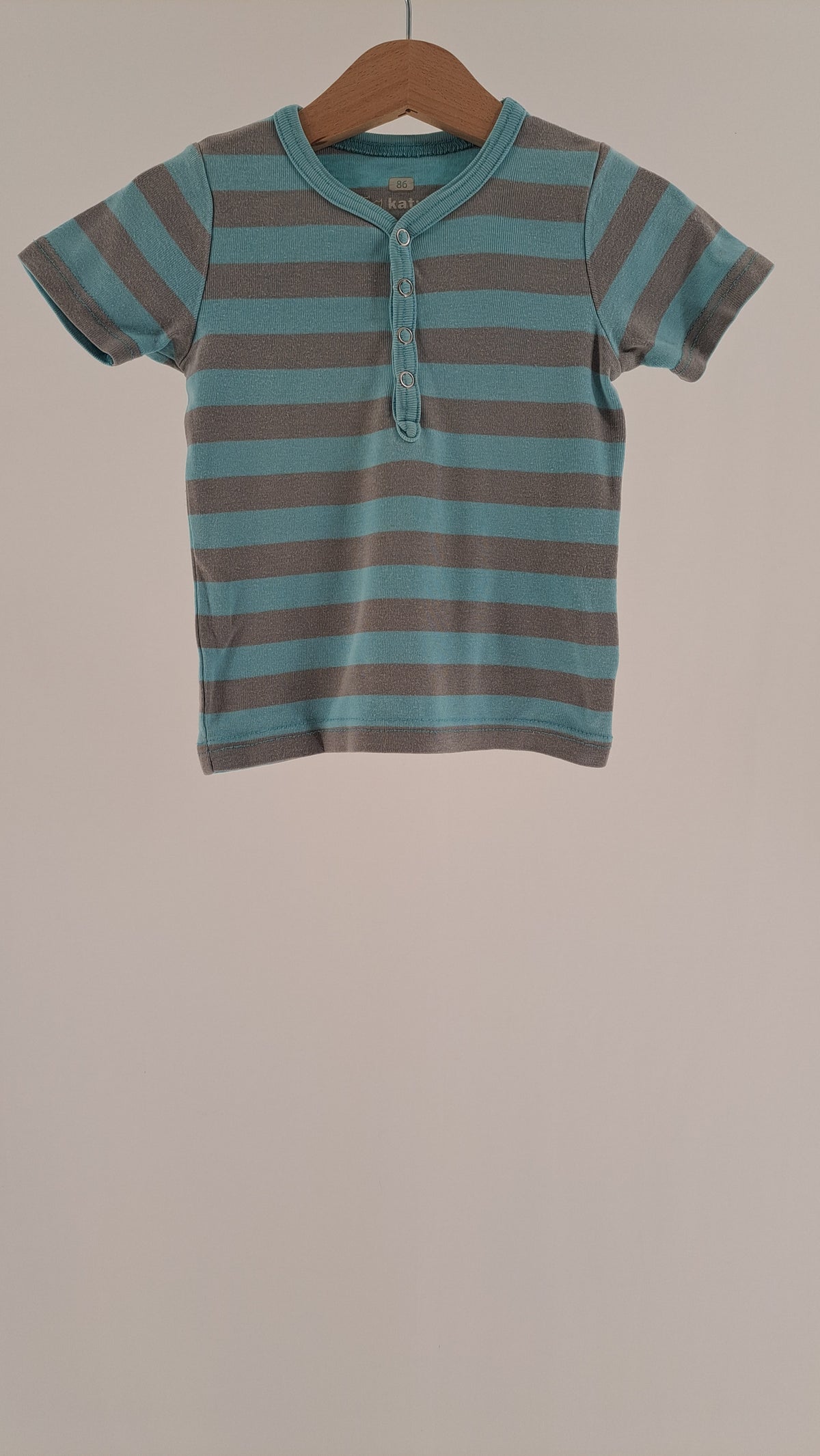 KATVIG • T-SHIRT • TURKIS GRÅ STRIB HENLEY • STR. 86
