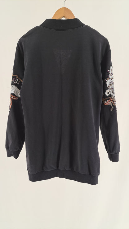 NÜ • CARDIGAN • SORT MED BRODERI • STR. M