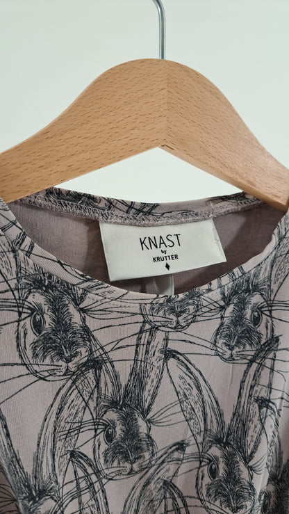 KNAST BY KRUTTER • KLÄNNING • Dammrosa KANINPRINT • STL. 110