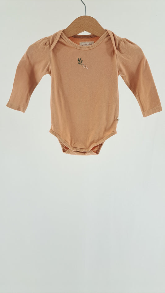 KONGES SLØJD • BODY • APRIKOSBLOMMA • STL. 68