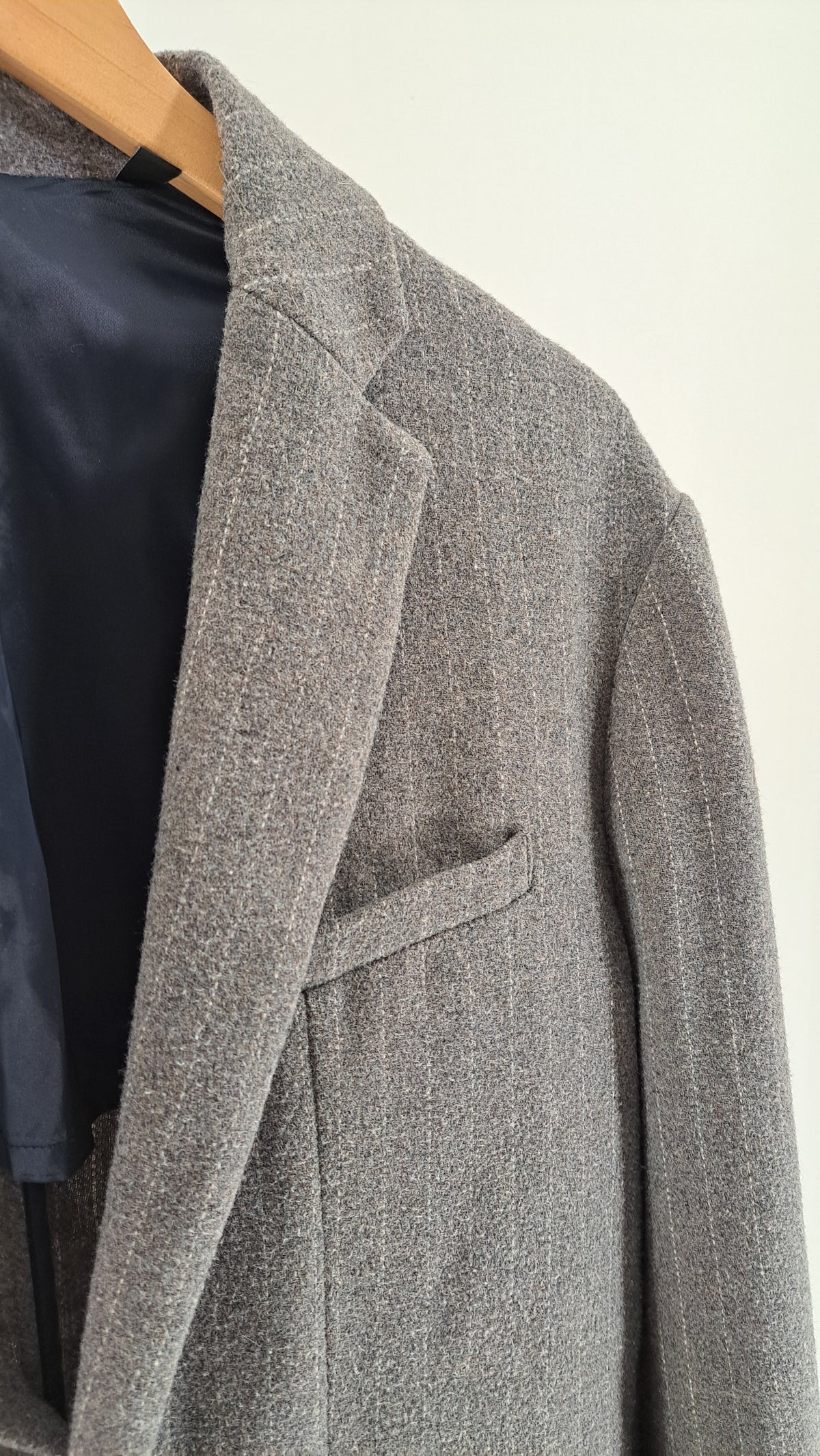 Nærbillede af revers og mørkeblåt for på grå Armani Exchange blazer