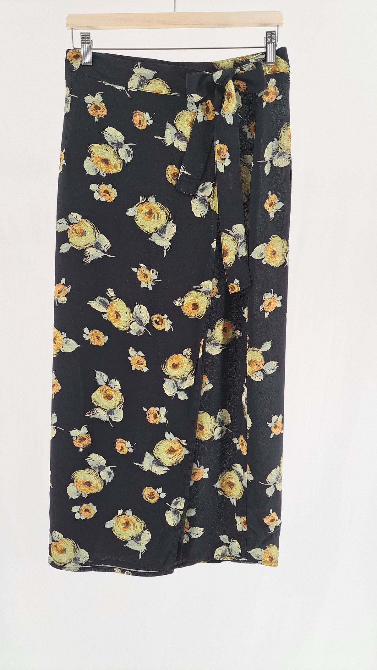 Lang, sort Passage slå-om-nederdel med gult blomsterprint set forfra