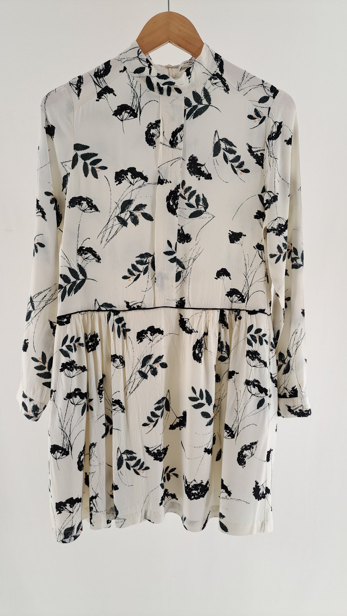 GANNI • KLÄNNING • OFFWHITE BLOMMIG • STORLEK M