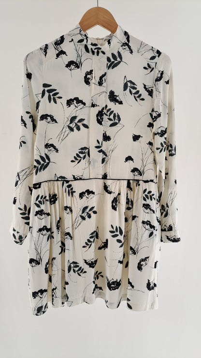 GANNI • KLÄNNING • OFFWHITE BLOMMIG • STORLEK M