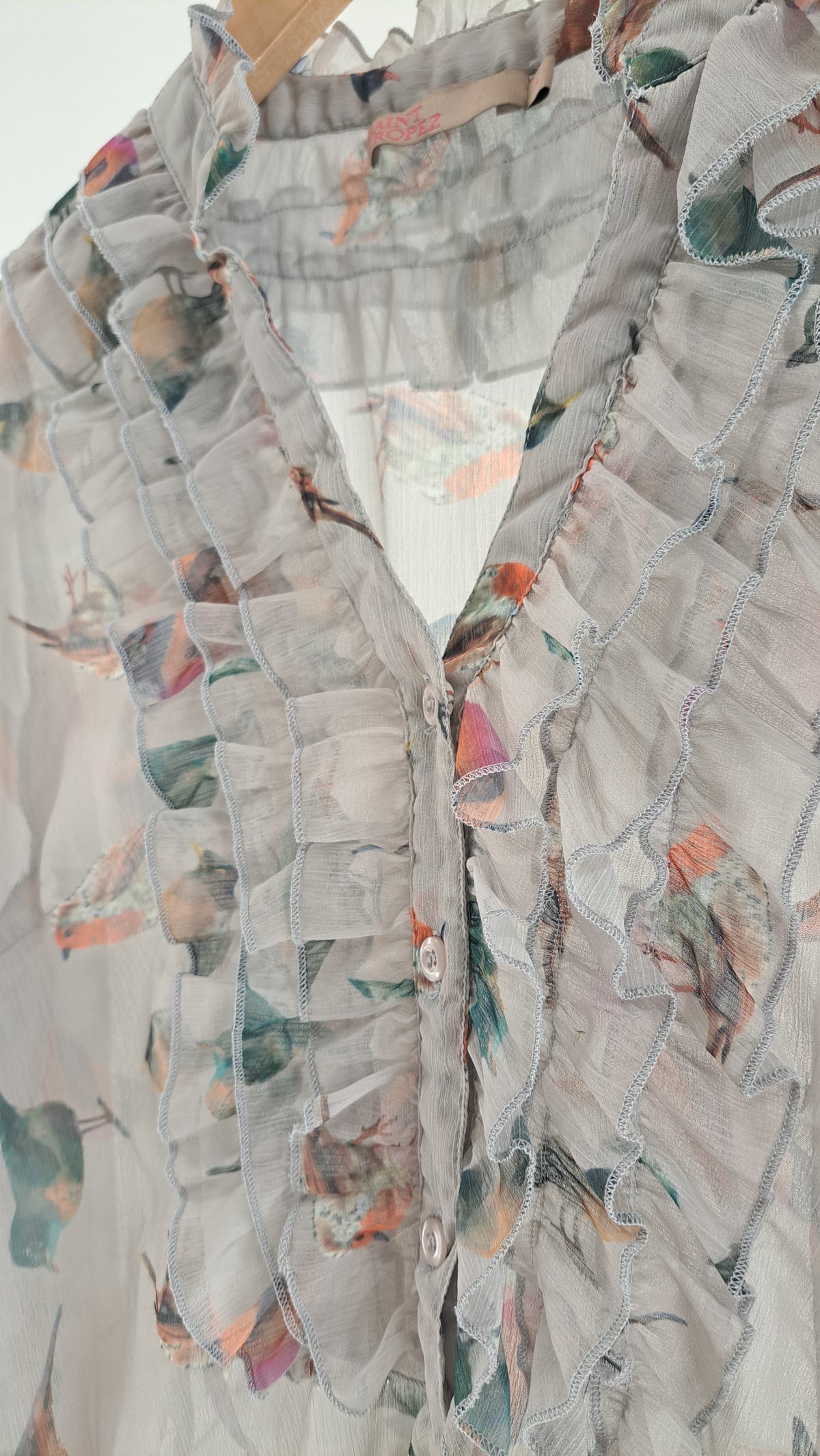 SAINT TROPEZ • BLUSE • LYSEGRÅ FUGLEPRINT • STR. L