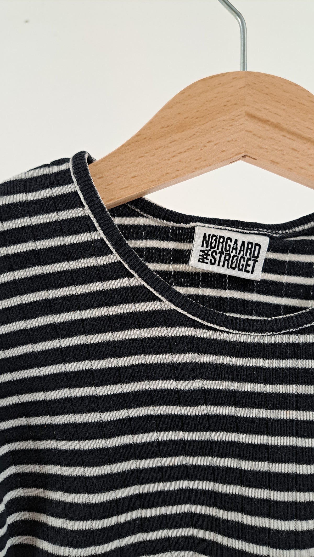 Nærbillede af halsudskæring og Nørgaard på Strøget brandlabel på stribet bluse