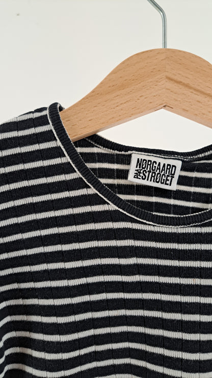 Nærbillede af halsudskæring og Nørgaard på Strøget brandlabel på stribet bluse