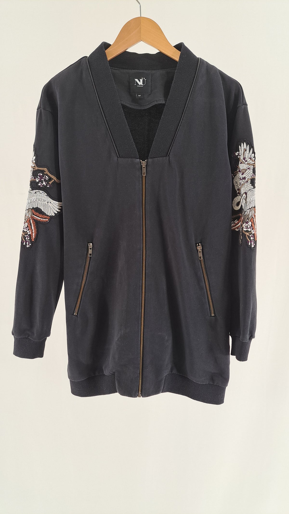 NÜ • CARDIGAN • SORT MED BRODERI • STR. M