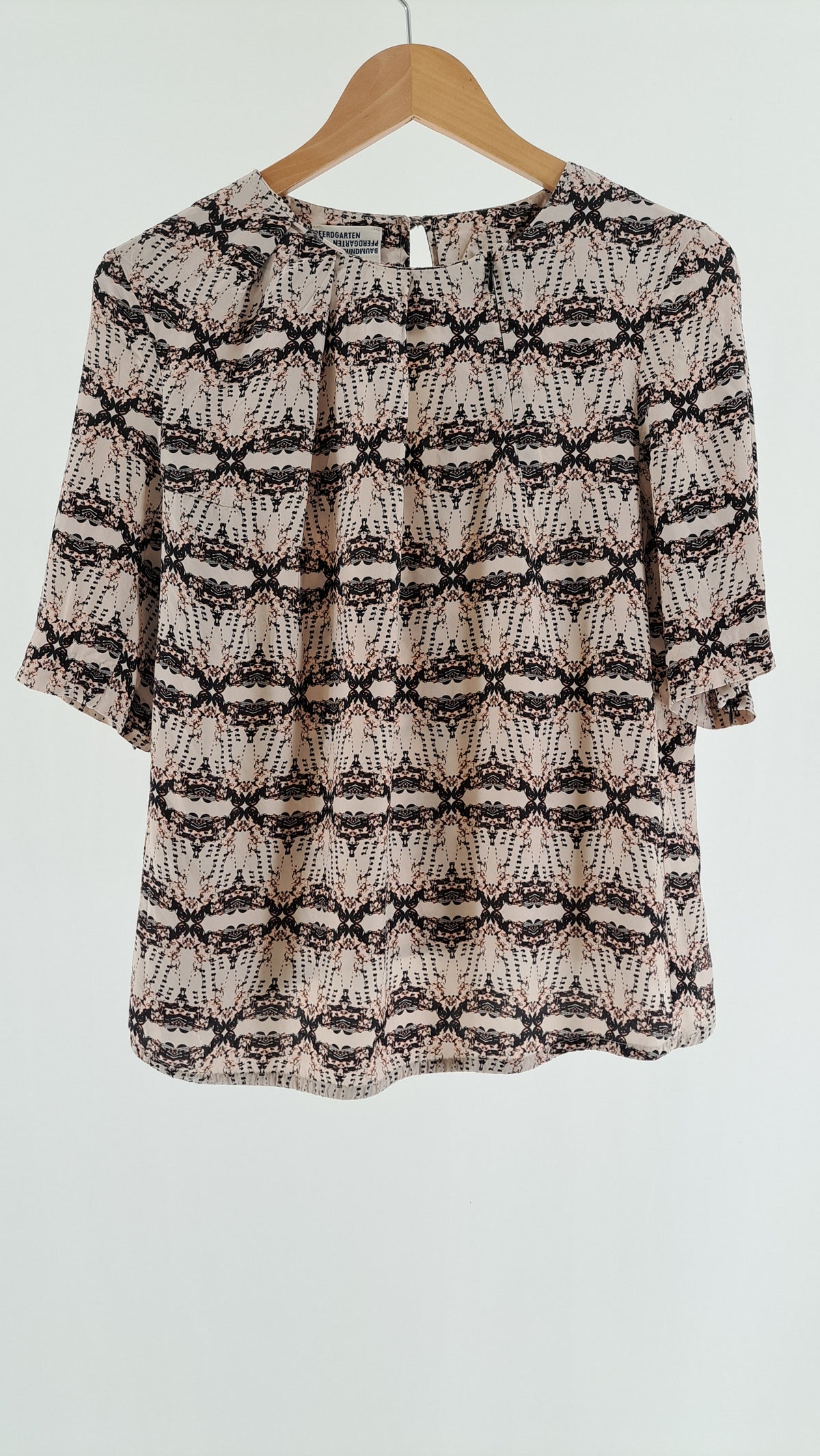 BAUM UND PFERDGARTEN • BLUSE • BEIGE/SORT MØNSTER • STR. M
