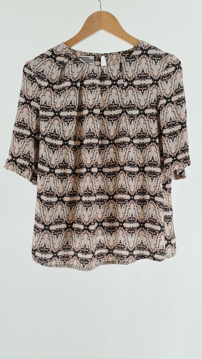 BAUM UND PFERDGARTEN • BLUSE • BEIGE/SORT MØNSTER • STR. M