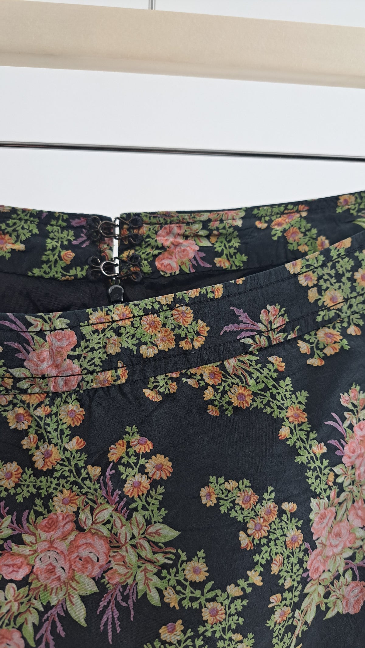 Nærbillede af linning og blomstermønster på Mario Martignon Paris nederdel