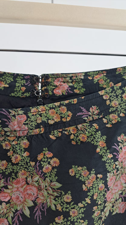 Nærbillede af linning og blomstermønster på Mario Martignon Paris nederdel
