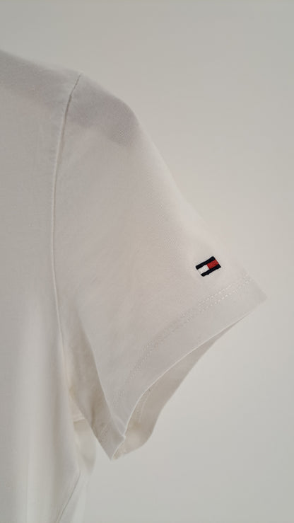 Nærbillede af ærme med broderet Tommy Hilfiger flaglogo