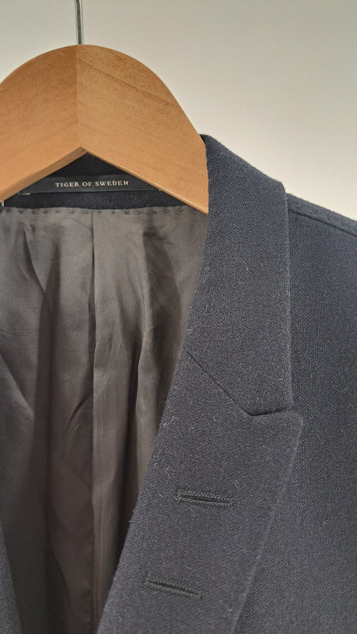 Nærbillede af krave og skulderlinje på Tiger of Sweden blazer