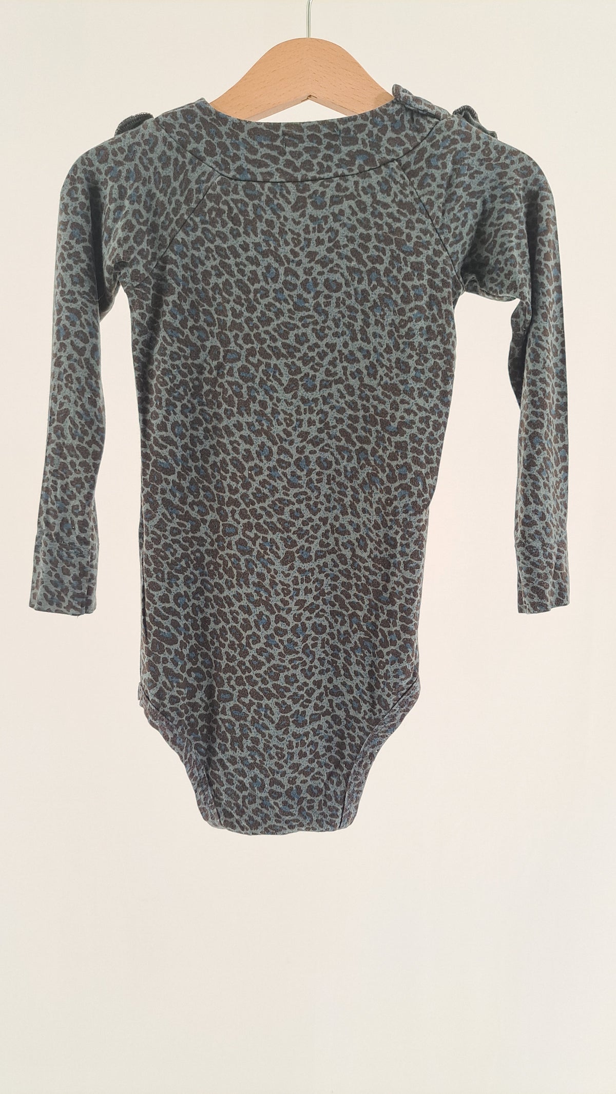 MARMAR COPENHAGEN • BODY • BLÅGRÅ LEOPARD VOLANGER • STORL. 92