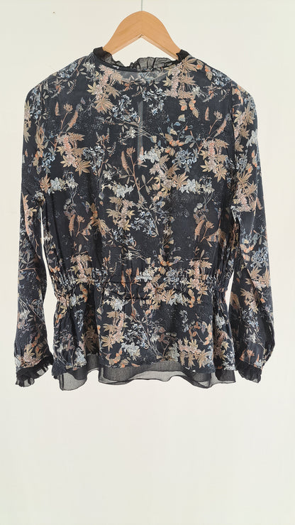 Sort mønstret Munthe bluse set bagfra