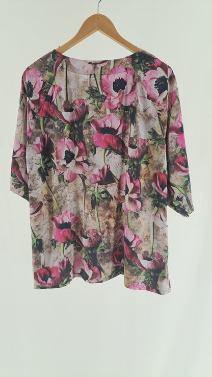 BITTE KAI RAND • T-SHIRT • BEIGE ROSA BLOMSTER • STR. L