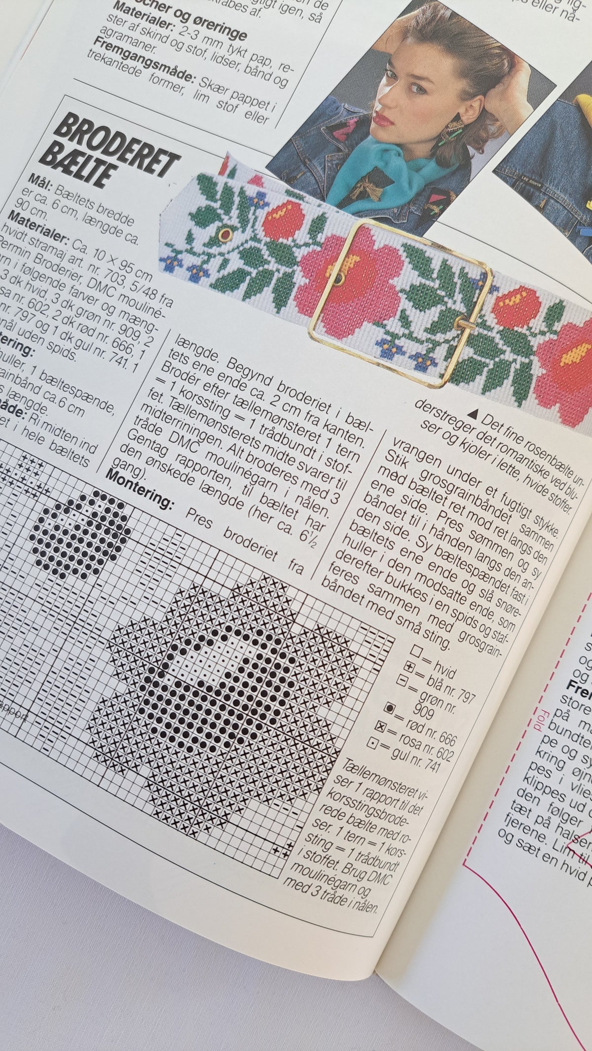 Opslag i kreabogen med mønstre, instruktioner og illustrationer til hæklede borter og broderi