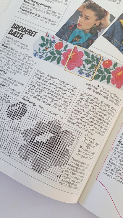 Opslag i kreabogen med mønstre, instruktioner og illustrationer til hæklede borter og broderi