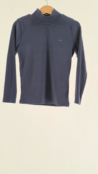 Mørkeblå Tommy Hilfiger ribbluse til børn med høj hals set forfra