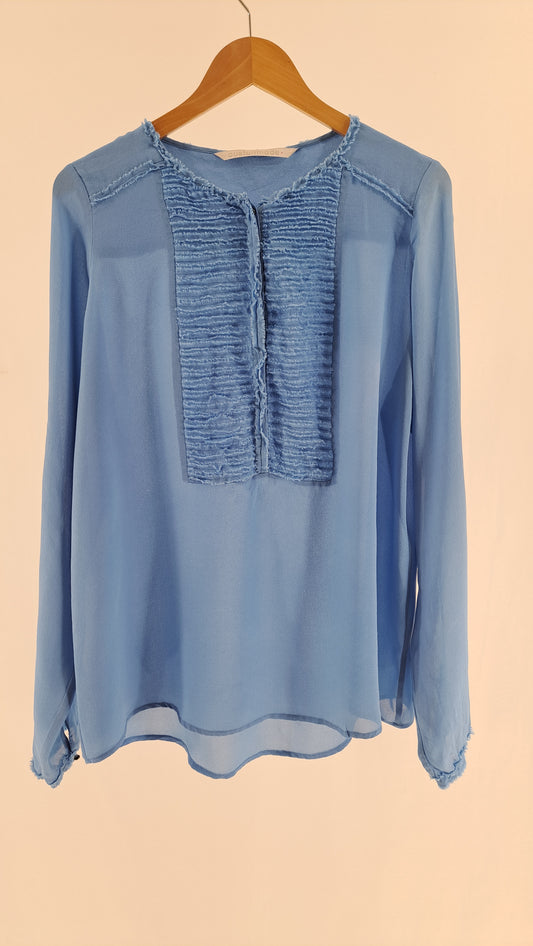 CUSTOMMADE • BLUSE • STØVET BLÅ SILKE • STR. XL