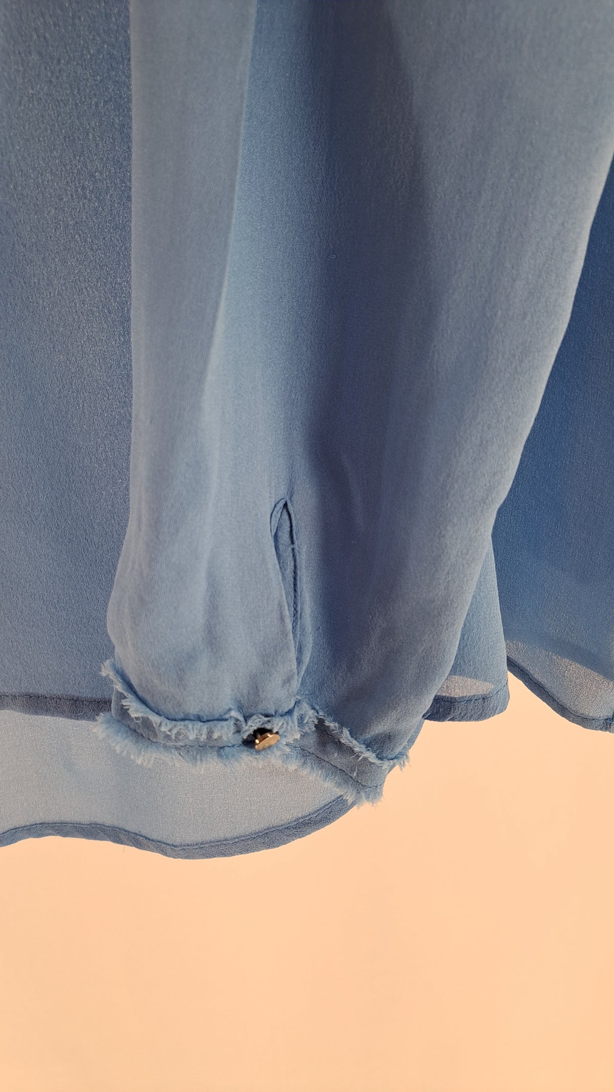 CUSTOMMADE • BLUSE • STØVET BLÅ SILKE • STR. XL