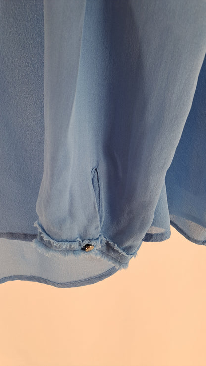CUSTOMMADE • BLUSE • STØVET BLÅ SILKE • STR. XL